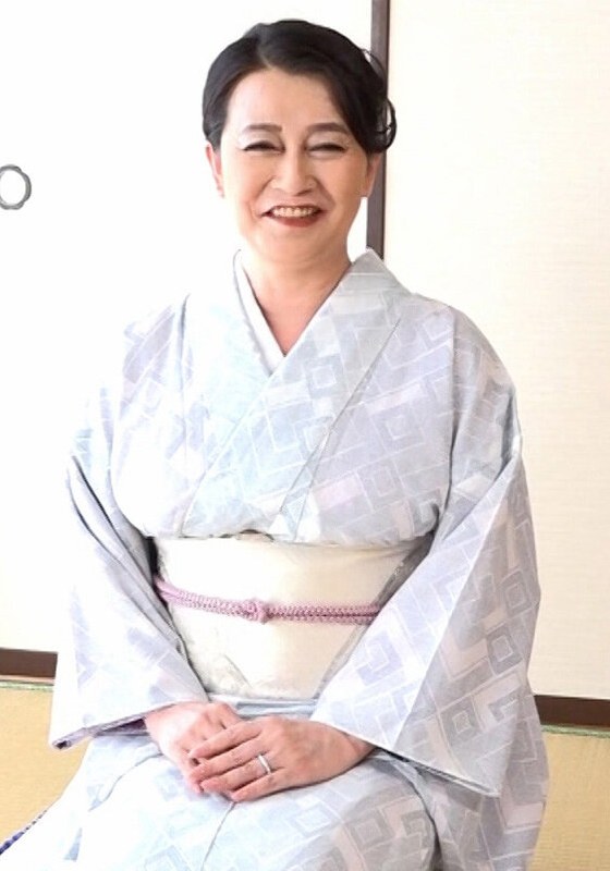 | h 1724a108g00001pl 和服姿の爆乳おばさん!アダルトグッズのモニターからあれよあれよのAV出演!緊張から人生最高イキ過ぎ性交!
